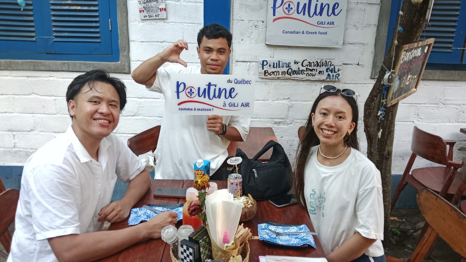 Poutine Gili Air - Table with friends