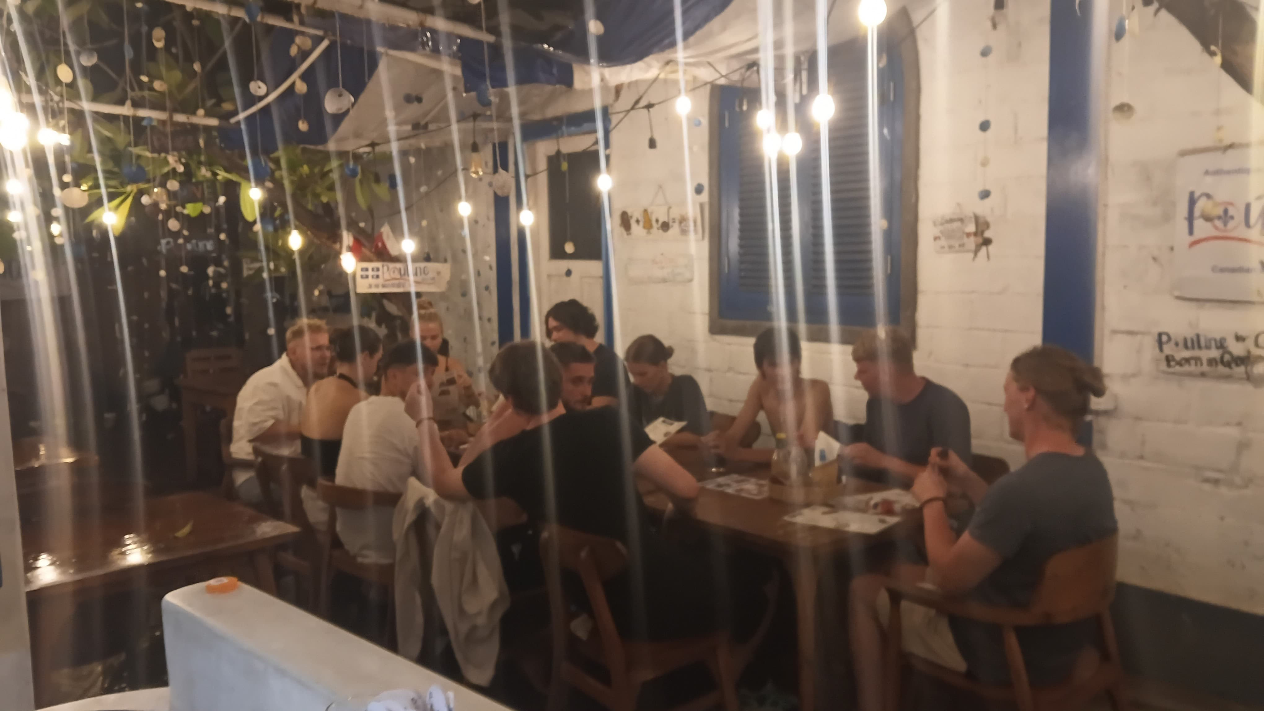 Poutine Gili Air - Group table
